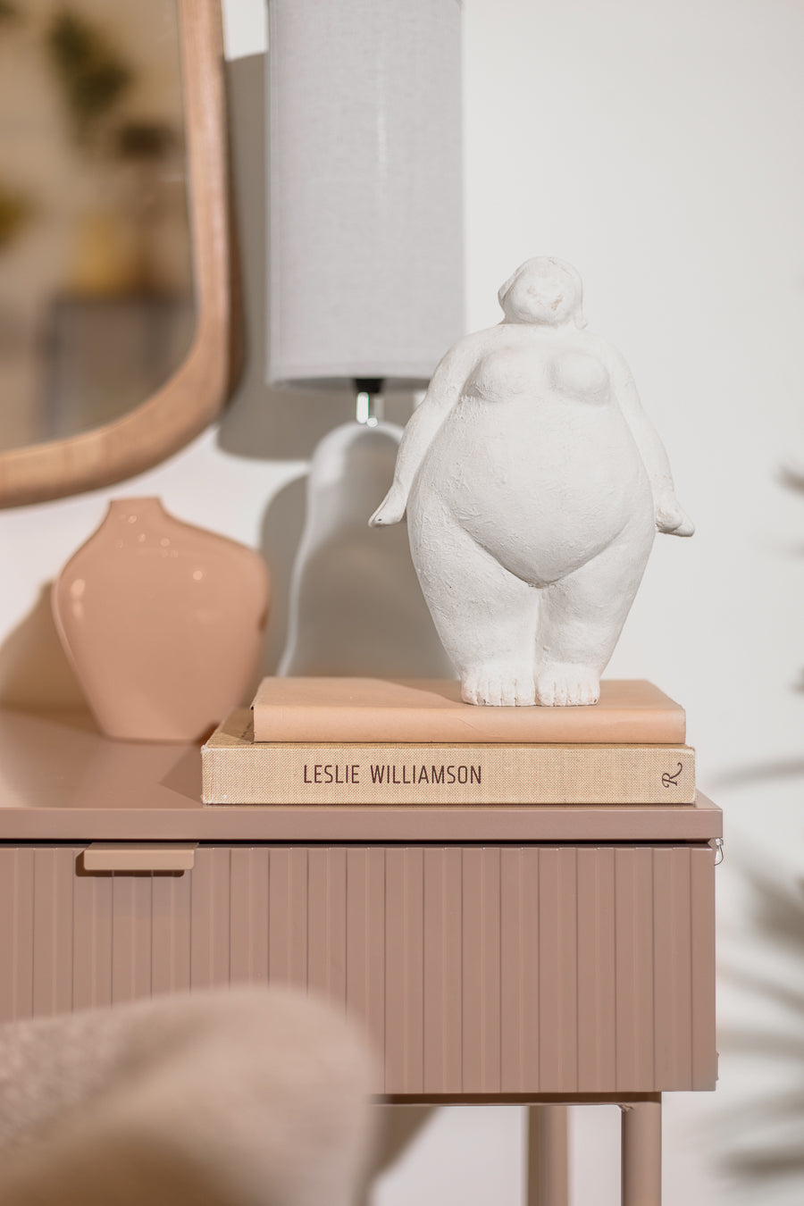 יוגה ליידי בז'