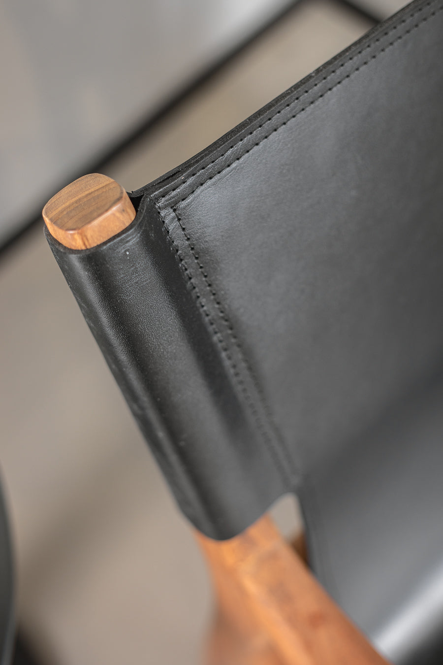 כורסה עור סוהו ידיות בלאק