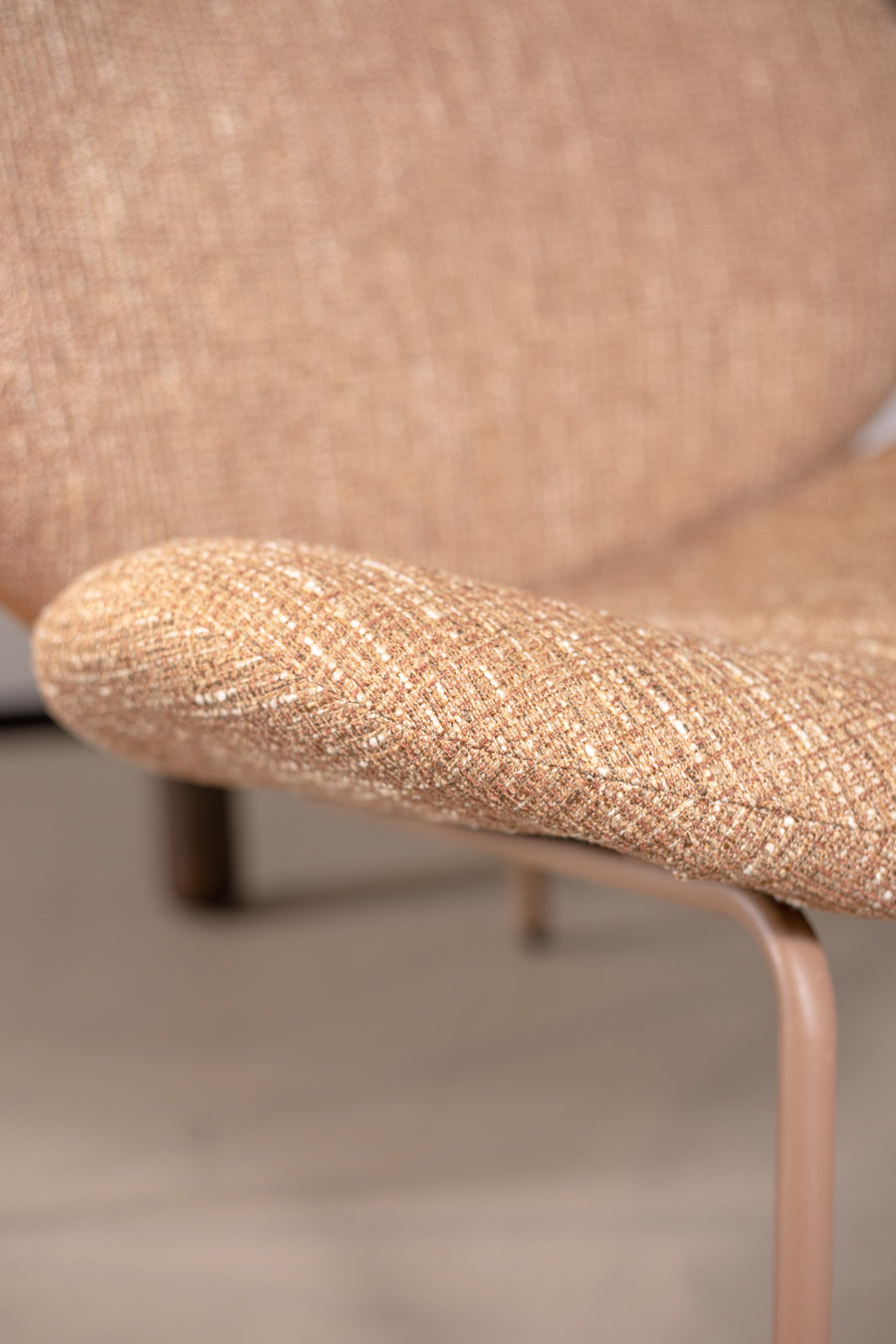 לאונג' צ'ייר לייזי מדיסון קארמל