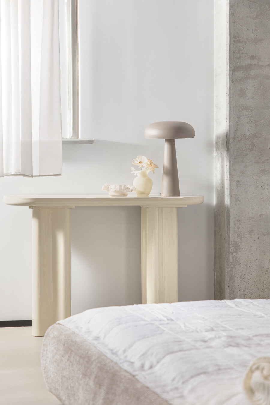 קונסולה גלוסי מילקי ווייט