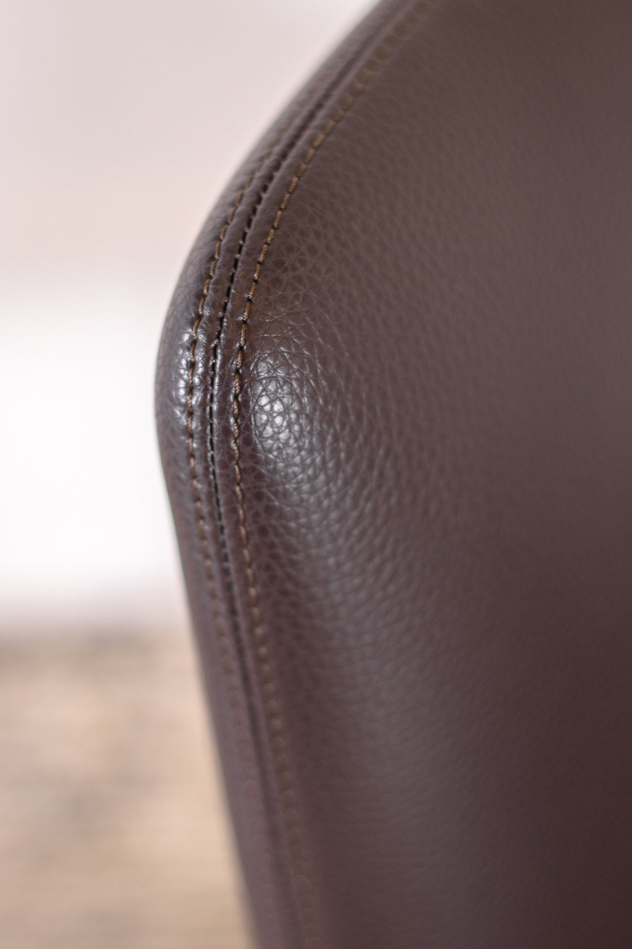 כיסא בר פרדריק צ'וקולט