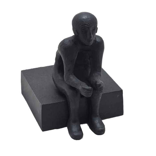 פסל אלו יושב שחור